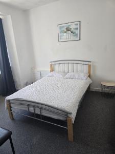 Simple Room Hostel style central Swansea