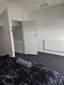 Simple Room Hostel style central Swansea