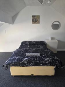 Simple Room Hostel style central Swansea