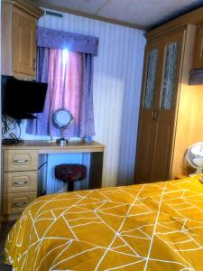 PD Wonderwall Caravan, Direct beach access & Beds made on arrival & GCH