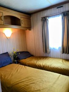 PD Wonderwall Caravan, Direct beach access & Beds made on arrival & GCH