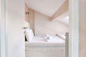 Center Queen size bed Sofa additional living area for 2