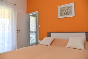 Apartments Mandalena with terrace, 1 min walk to the beach