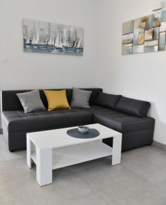 Apartments Mandalena with terrace, 1 min walk to the beach