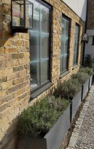 Studio with kitchen nestled lovely wooded cul du sac