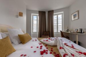 Hotels Logis Hotel Le Richelieu - Royan Atlantique : Suite Familiale (3 Adultes)