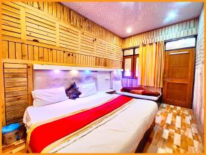 HOTEL LAKE ! VIEW PREMIUM NAINITAL - Mountain View From Balcony - WIfi - Room Service - Best Hotel In Nainital