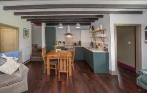 2 Bed Village Cottage With Free Parking For Work Stays & Holiday Breaks