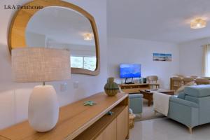 Penthouse L&A Prainha with sea view, 2 Terraces - 4hvězdičkové hotely ve městě Alvor