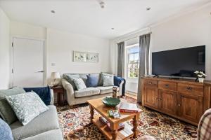 Central Brockenhurst flat near pubs & trails