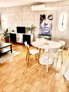 Spacious Apartment near City Center with Balcony and Garage Parking