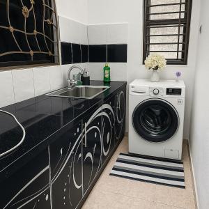 4BR Near SPICE Arena Free Parking