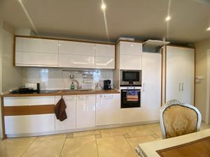 Robinzon Beach 3BD Lux apartment by Flat Mаnager