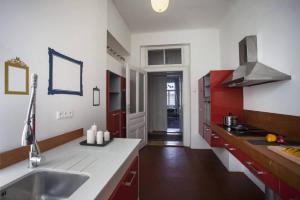 Stunning Riverview Apartment