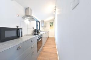 Cheerful 1BD Cottage with Parking Nr Guildford