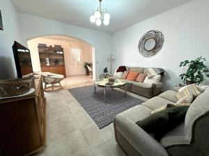 Spacious 2 Bedroom 2 Bath Flat with Large Terrace