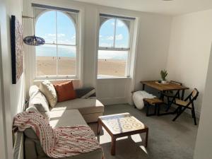 Spacious 2BD Flat with Stunning Views Folkestone
