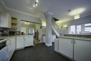 Super 5 Bedroom Family Friendly Retreat Rustington