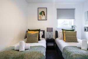 Long Stay Large 3 Bedroom House with Parking and Garden Nr City Centre Great for Groups and Families