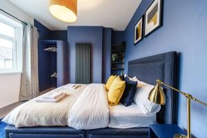 Long Stay Large 3 Bedroom House with Parking and Garden Nr City Centre Great for Groups and Families