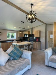 Sandy Lane 18 - Lodge with Hot Tub