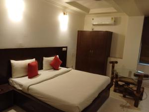 Hotel The Caves Near Delhi Airport