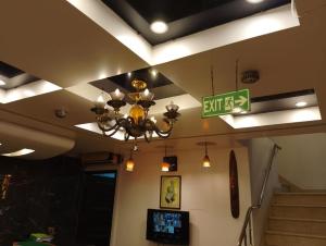Hotel The Caves Near Delhi Airport