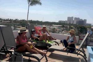 15 Minute Walk to Beach KING Bed Rooftop Pool