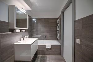 Sunny Suite with lake view