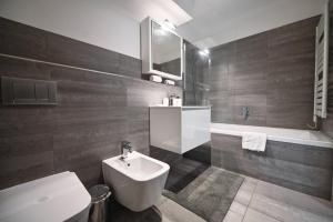 Sunny Suite with lake view