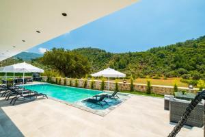 Luxury Villa with Spacious Garden