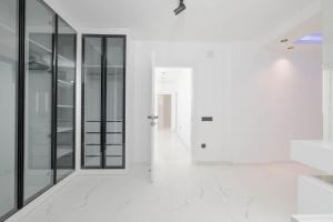 Luxury Villa with Spacious Garden