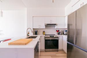 1BD Plus Den Lakeview Suite - Steps to BMO field and CN Tower - Free Parking