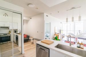 1BD Plus Den Lakeview Suite - Steps to BMO field and CN Tower - Free Parking