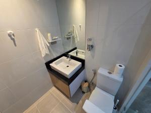 Beachside Gem with Lake, Cafes and more