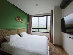 Beachside Gem with Lake, Cafes and more