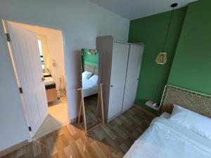 Beachside Gem with Lake, Cafes and more