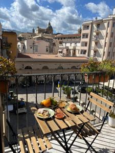 Santa Maruzza - Palermo City Center Apartment with Balcony View