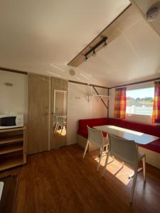 Campings Domaine Residentiel de Plein Air Escale du Perthuis : photos des chambres