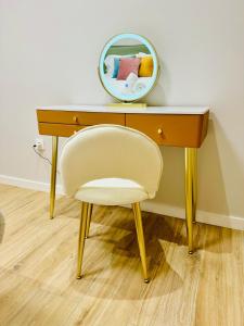 Spacious, Designer & Bright Flat near the Center