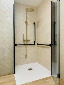 Spacious, Designer & Bright Flat near the Center