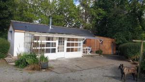 Pink Granite Coast Cottage between forest and sea