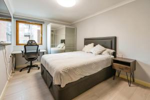 Modern 2 Double Bedrooms peaceful flat with roof terrace and parking