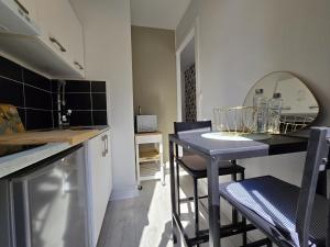 Appartements Charmant appartement chambre, cuisine et salle de bain avec balcon sur Jardin Massey : photos des chambres