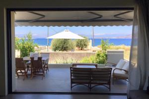 Contemporary, spacious boutique beach house