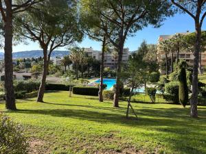 2 pièces centre Juan moderne avec piscine tennis