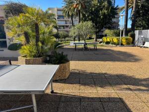 2 pièces centre Juan moderne avec piscine tennis