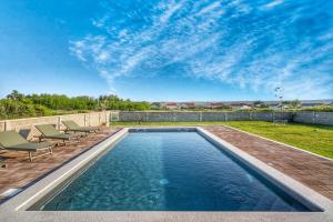 House Rose with Garden and Pool