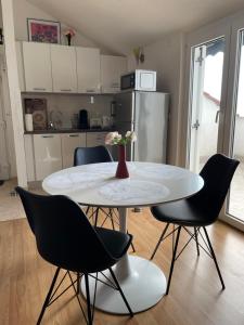 Casa Estancia Studio Apartment