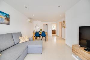 Charming 2BD Beach 500mt Wi-Fi AC Pool